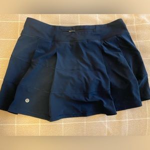 Lulu size 10 Pace Rival Skirt. Has shorts w/ side pockets & back zip pocket.